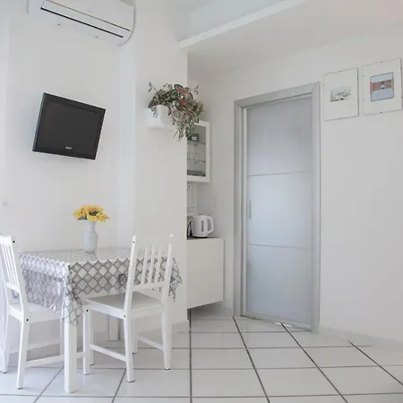 Poly's House Bed & Breakfast 4*