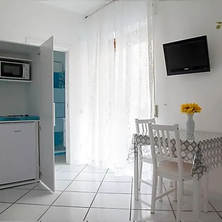 Poly's House 4*