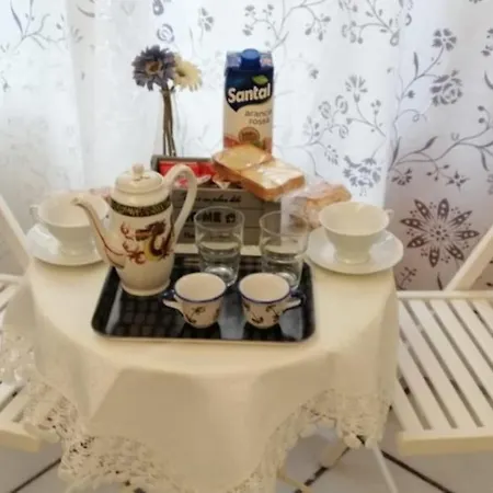 Poly's House Bed & Breakfast *
